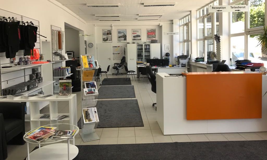 Empfangsbereich mit Service-Theke