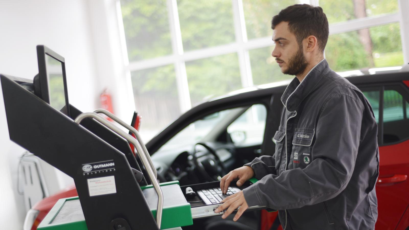 Mechaniker am Diagnosegerät