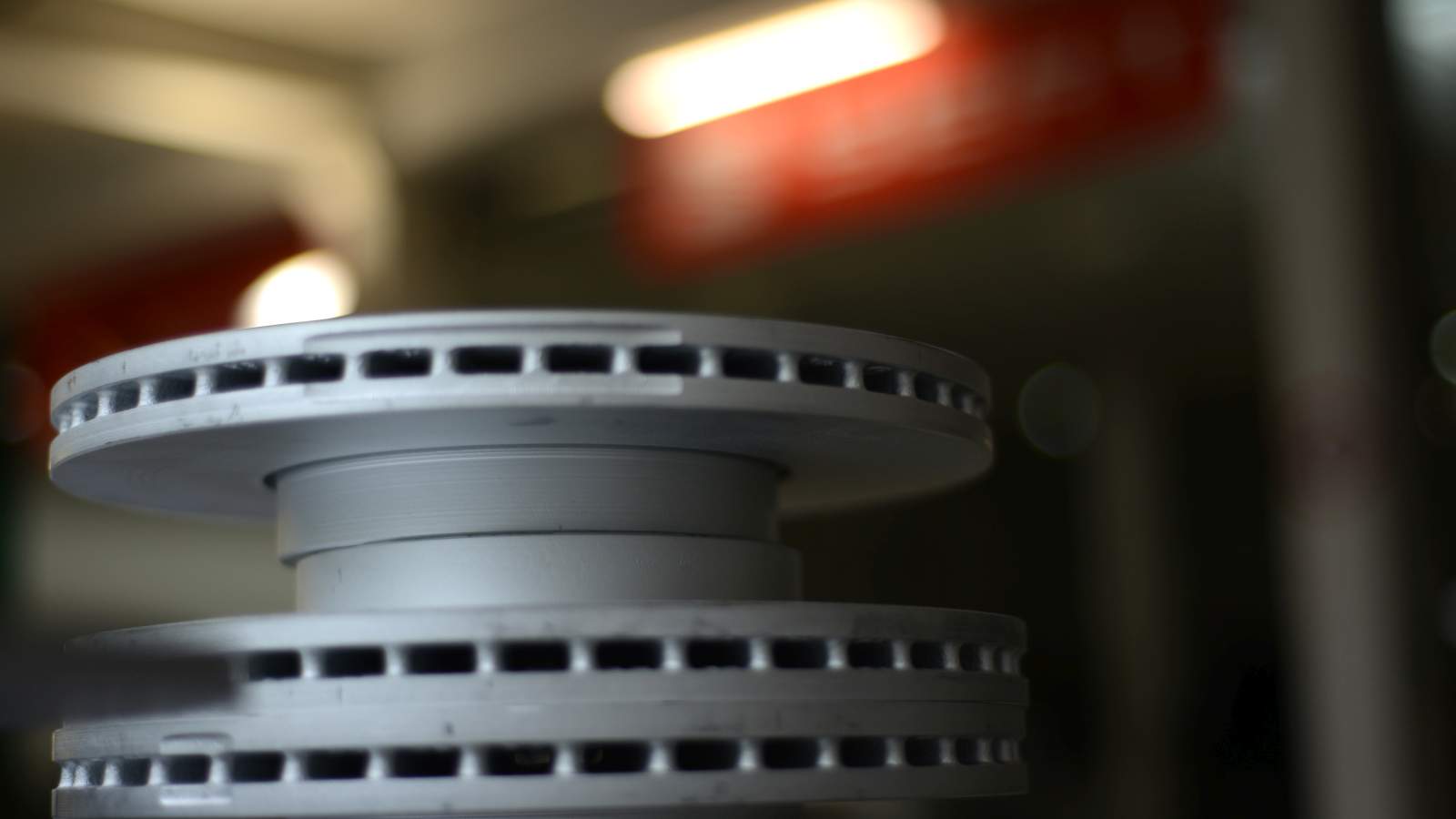 Neue Bremsscheiben in der Werkstatt